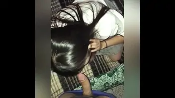 Mama ayuda a masturbarse a su hijo y la folla